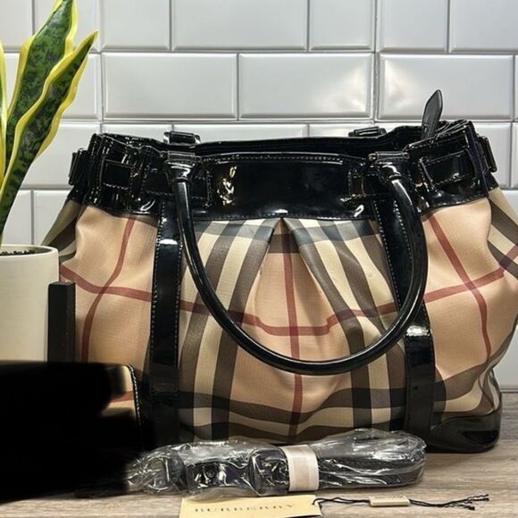 Burberry bag - Picture 1 of 14